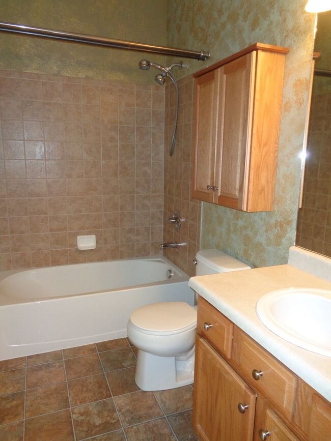 Building Photo - Beautiful single family Ranch style home Available!