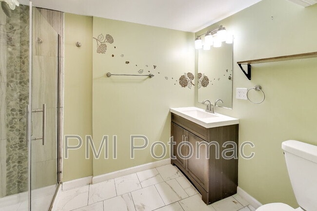 Building Photo - 1915 Henry Rd