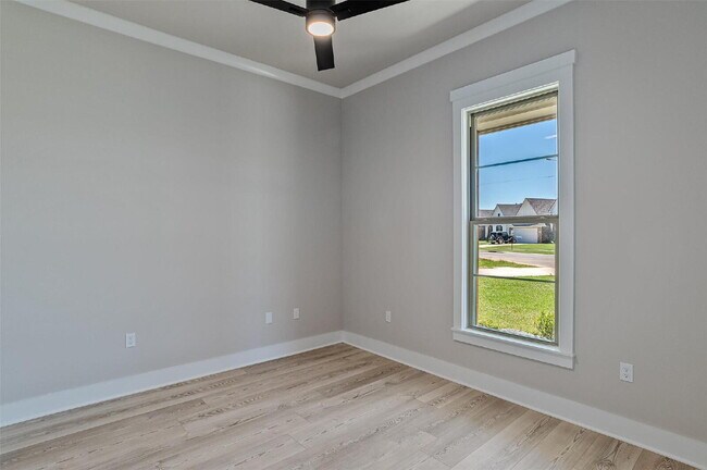 Building Photo - "Charming 3-Bed Retreat with Granite Elegance & Cozy Fireplace in Benton!"