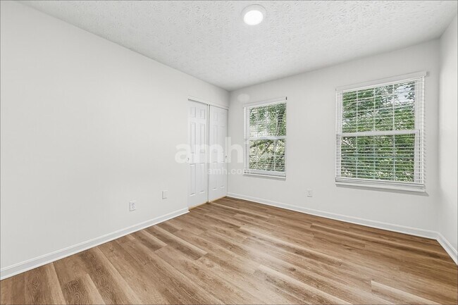 Building Photo - 2044 Woodmere Ct
