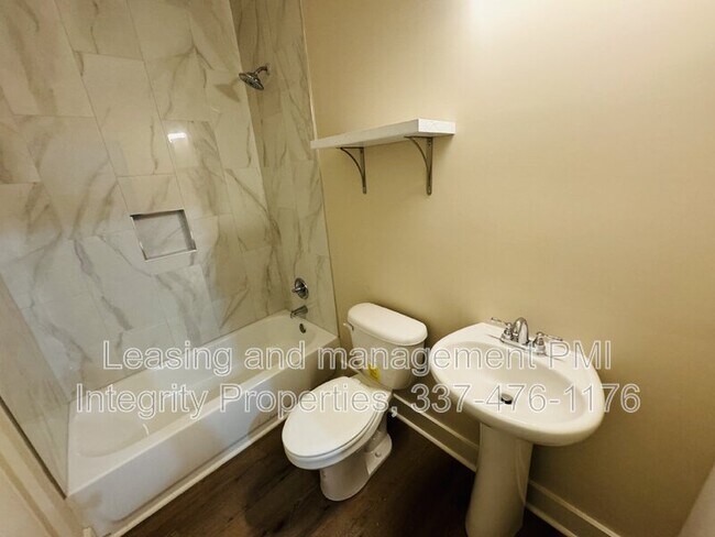 Building Photo - 136 Greentree Dr