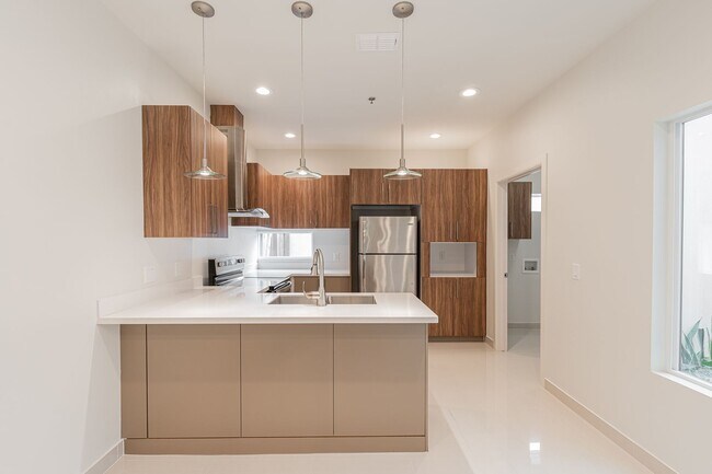 Building Photo - Beautiful 3 Bedroom Townhome in McAllen