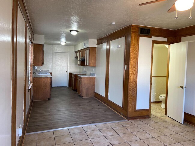 Building Photo - 704 Skyline Dr