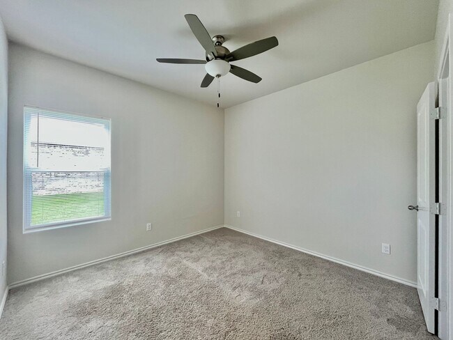 Building Photo - 202 S Rainbow Dr