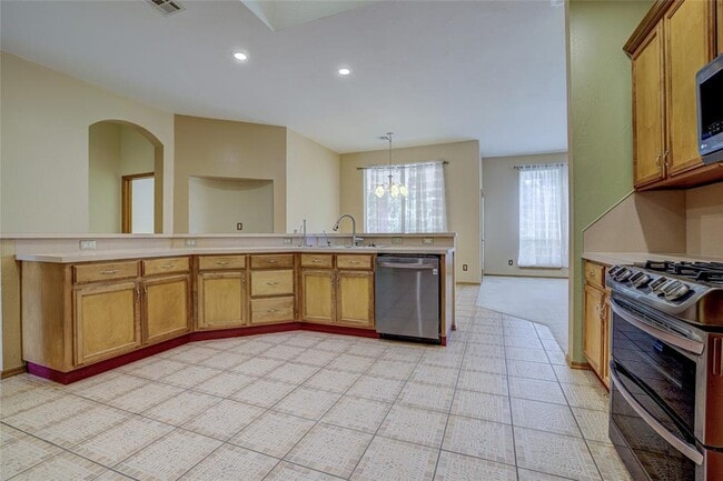 Building Photo - 913 Elm Creek Dr