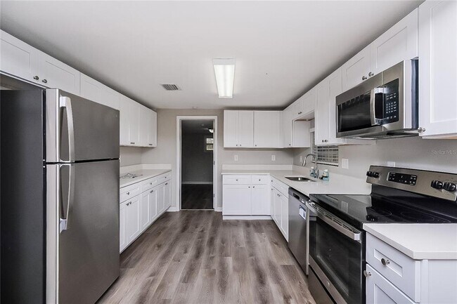 Building Photo - 7145 Pinewood Dr