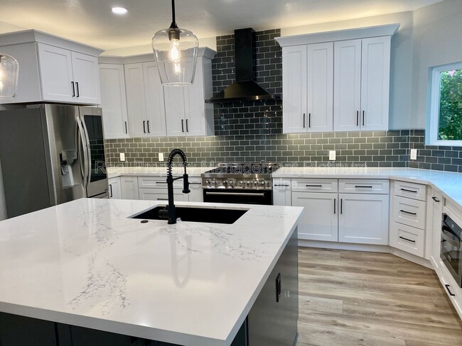 Building Photo - 2927 E Solar Ave