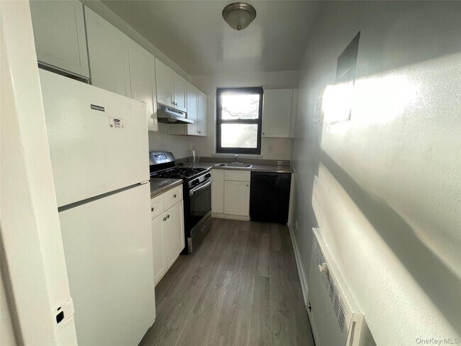 Building Photo - 141 E Hartsdale Ave