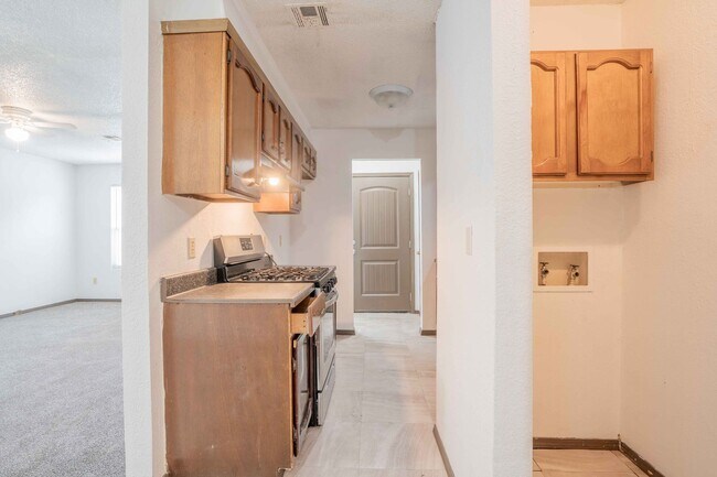 Building Photo - Coming Soon! 2 bed/1 bath!