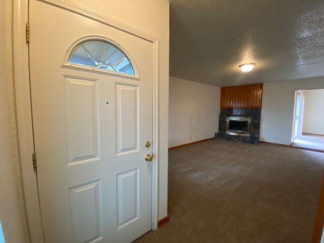 Building Photo - Spacious Foothill Farms Duplex