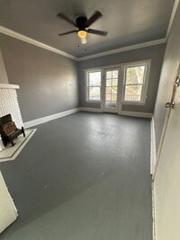 Building Photo - Renovated 2 Bedroom Apartment with Classic Character & Spacious Layout