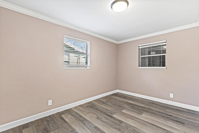 Building Photo - 3717 Pinewood Ave