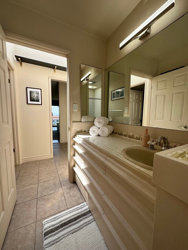 Building Photo - 3707 E Livingston Dr