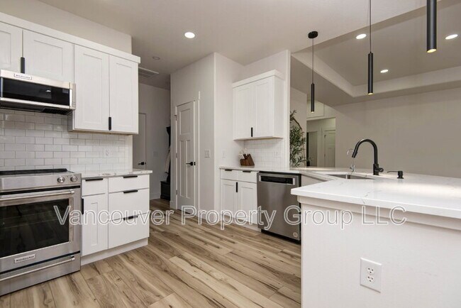 Building Photo - 5075 E Ferdinand Ct