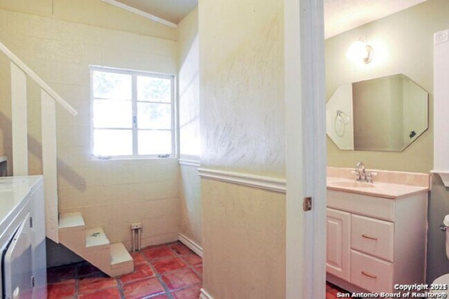 Building Photo - 2 Bedroom/1 Bath Alamo Heights Subdivision