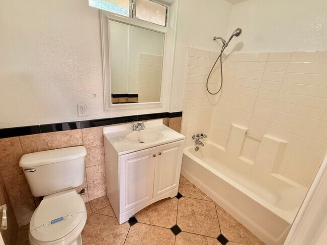 Building Photo - Spacious 4 Bedroom, 3 Bathroom Home with Driveway