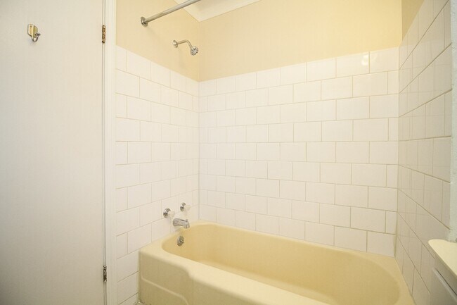Building Photo - 2204 Kenwood Blvd
