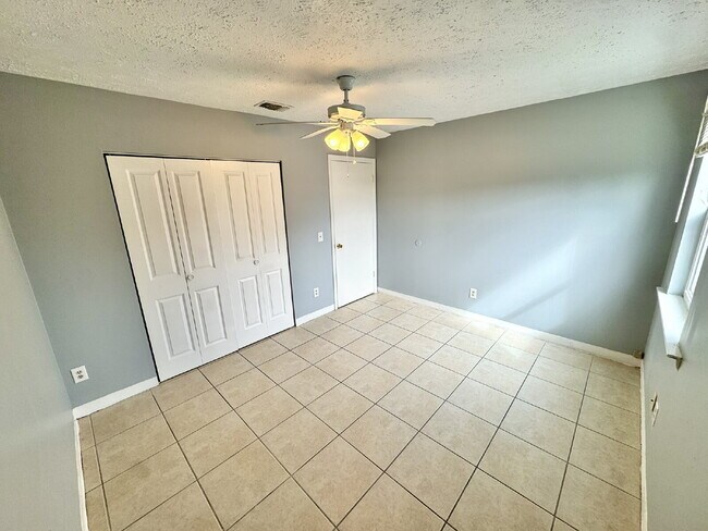 Building Photo - 2nd Floor - 2 Bedroom, 1 Bath in St. Andrews Area