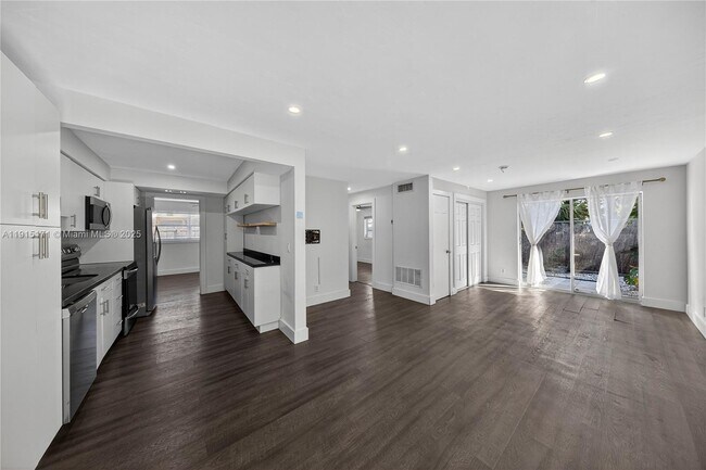 Building Photo - 924 NE 17th Terrace