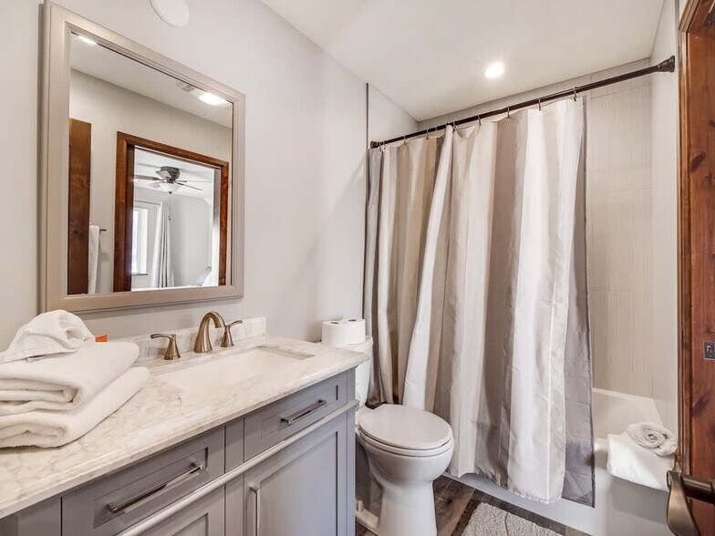 Building Photo - 743 Lagoon Dr