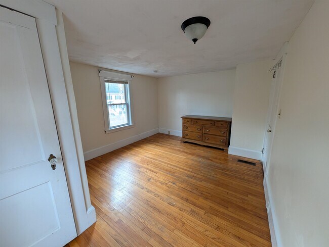 Building Photo - 30 Pleasant St