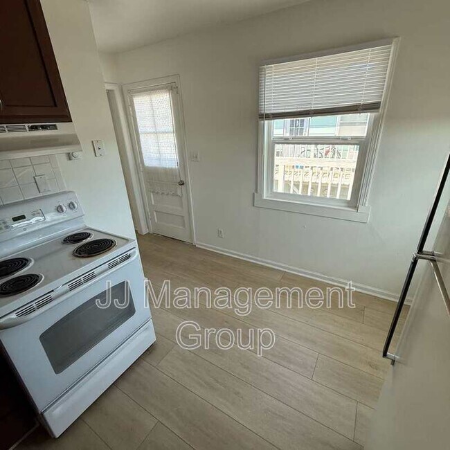 Building Photo - 1205 2nd St