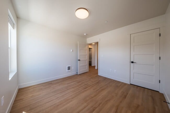 Building Photo - 1ST MONTH HALF OFF Jumbo 1 bed 1 bath  Modern Apartment - 1017 sqft
