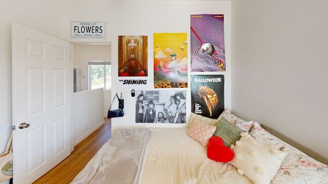 Building Photo - Private turfed yard!