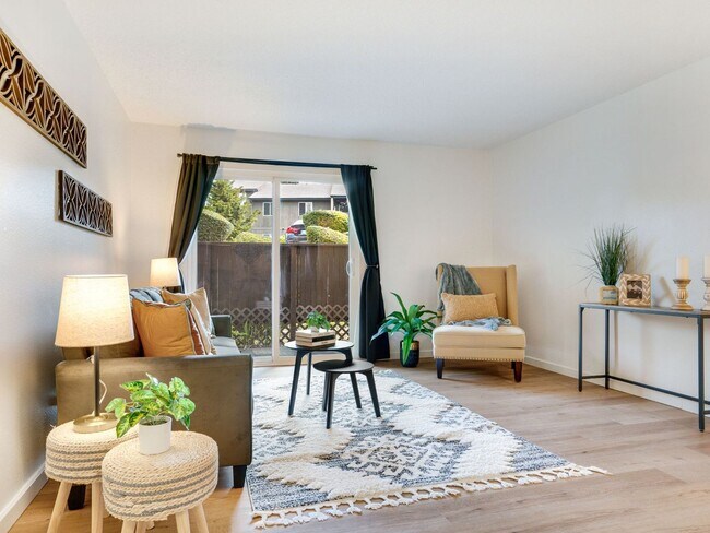 Building Photo - Cozy Condo Living in Tacoma's Desirable Highlands Community | Pool, Gym & Clubhouse