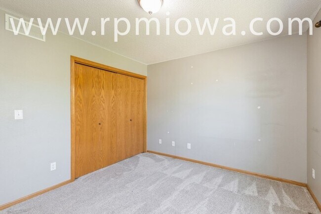 Building Photo - GREAT LOCATION!! 4 Bedroom, 3.5 Bathroom Home in West Des Moines