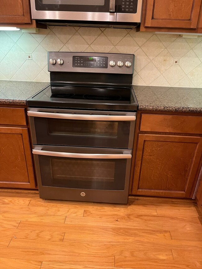 Building Photo - Wonderful 4/3.5 Townhome