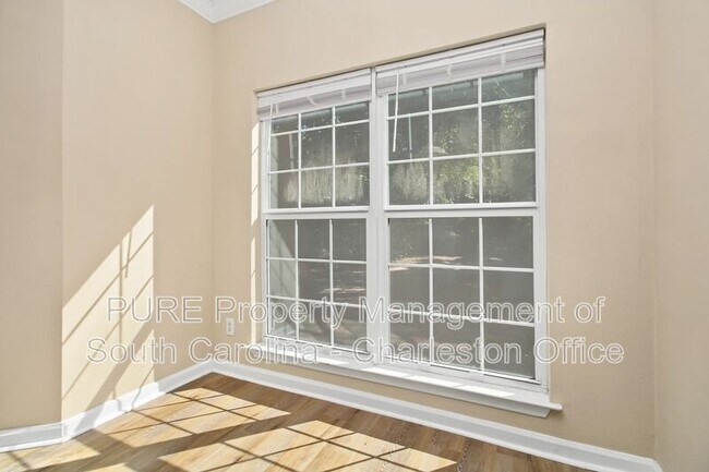 Building Photo - 700 Daniel Ellis Dr