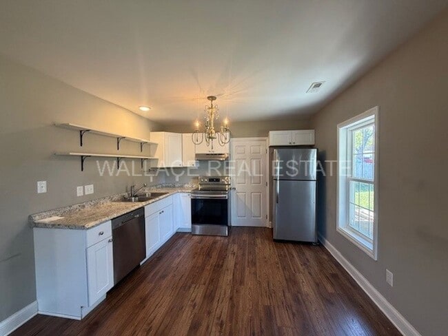 Building Photo - SUPER CUTE CRAFTSMAN HOME...2 BEDROOM/2 BATH IN FOUNTAIN CITY!!