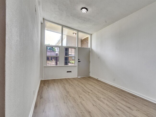 Building Photo - 5627 Southbrook Dr