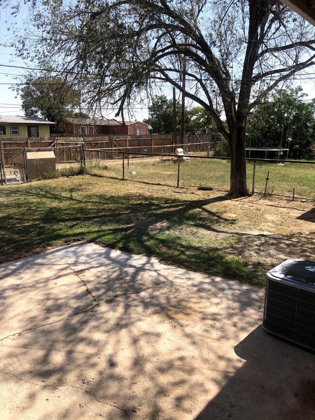 Building Photo - 611 McEwen St