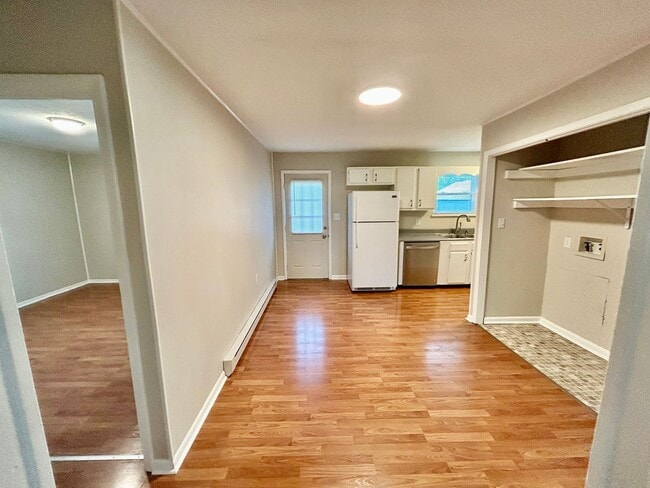 Building Photo - Spacious 2-Bed 1-Bath in Mount Sterling!
