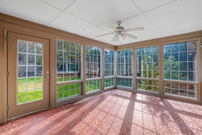 Building Photo - NW, Updated, Wood Floors, SS Appl., Den, D...