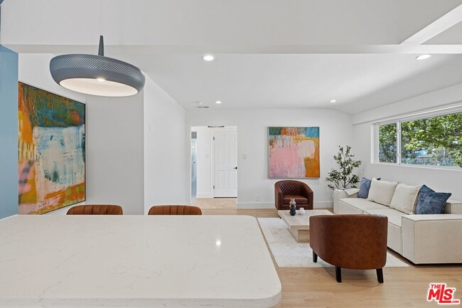 Building Photo - 864 Bienveneda Ave