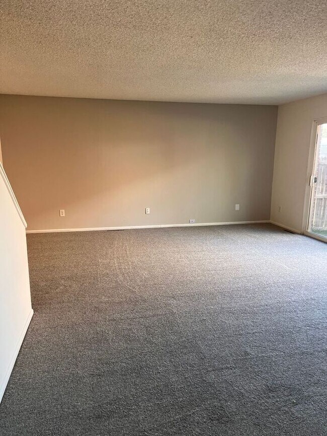 Building Photo - Spacious Three Bedroom Townhome in Westmin...