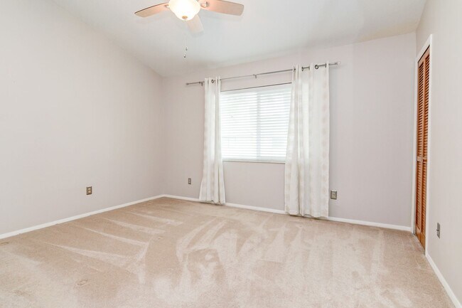 Building Photo - Cozy Move-in ready 2 Bed / 2.5 Bath Townho...