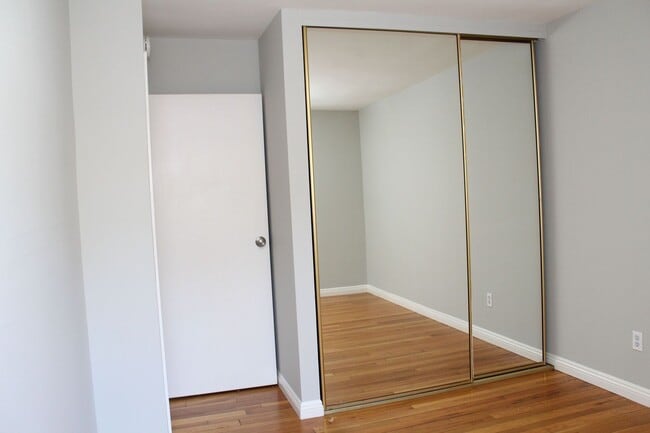 Building Photo - Spacious 3B/2.5BA UTC Townhouse w/ Garage,...