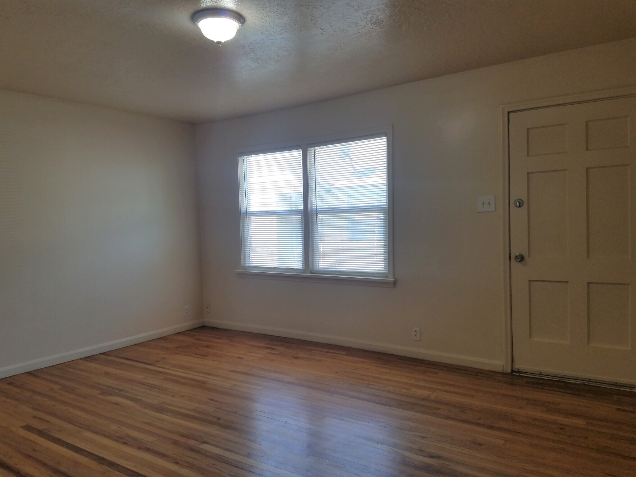 Living Room - 332 E Utopia Ave