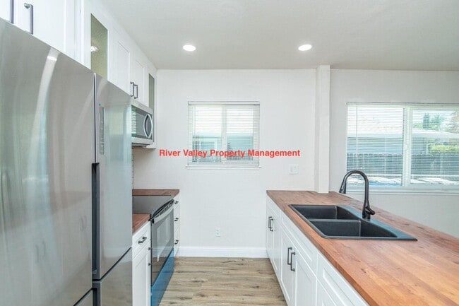 Building Photo - Adorable remodeled Cottage, 3+2, CHA, Garage, fenced yard, close to Christian Brothers High School