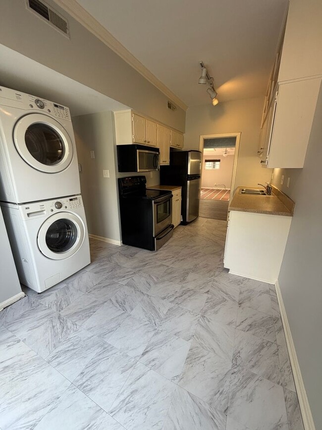 Building Photo - End unit townhouse in South Park