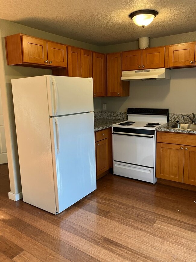 Building Photo - Townhouse, 1.5 bath, w/d in unit, private back patio, all dogs welcome!