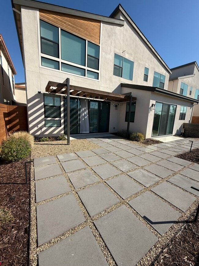 Building Photo - 2425 Waterside Dr
