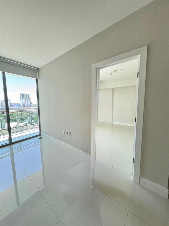 Building Photo - 350 S Miami Ave