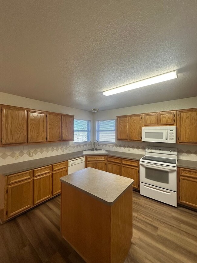 Building Photo - 3 bedrooms PLUS Bonus Room