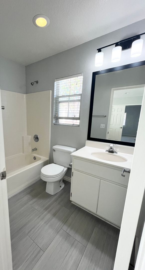 Building Photo - Beautiful 3 bedroom 2.5 bathroom home is M...