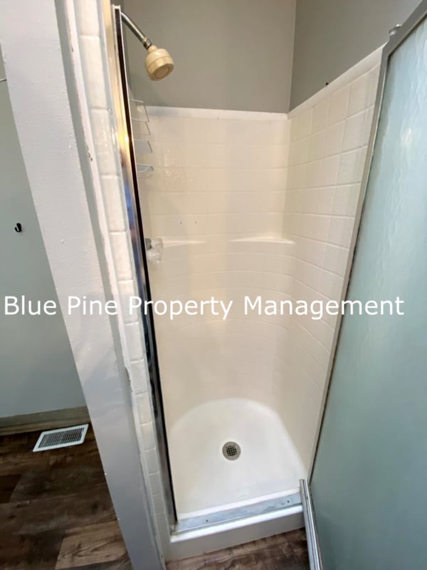 Building Photo - 705 Eve Dr
